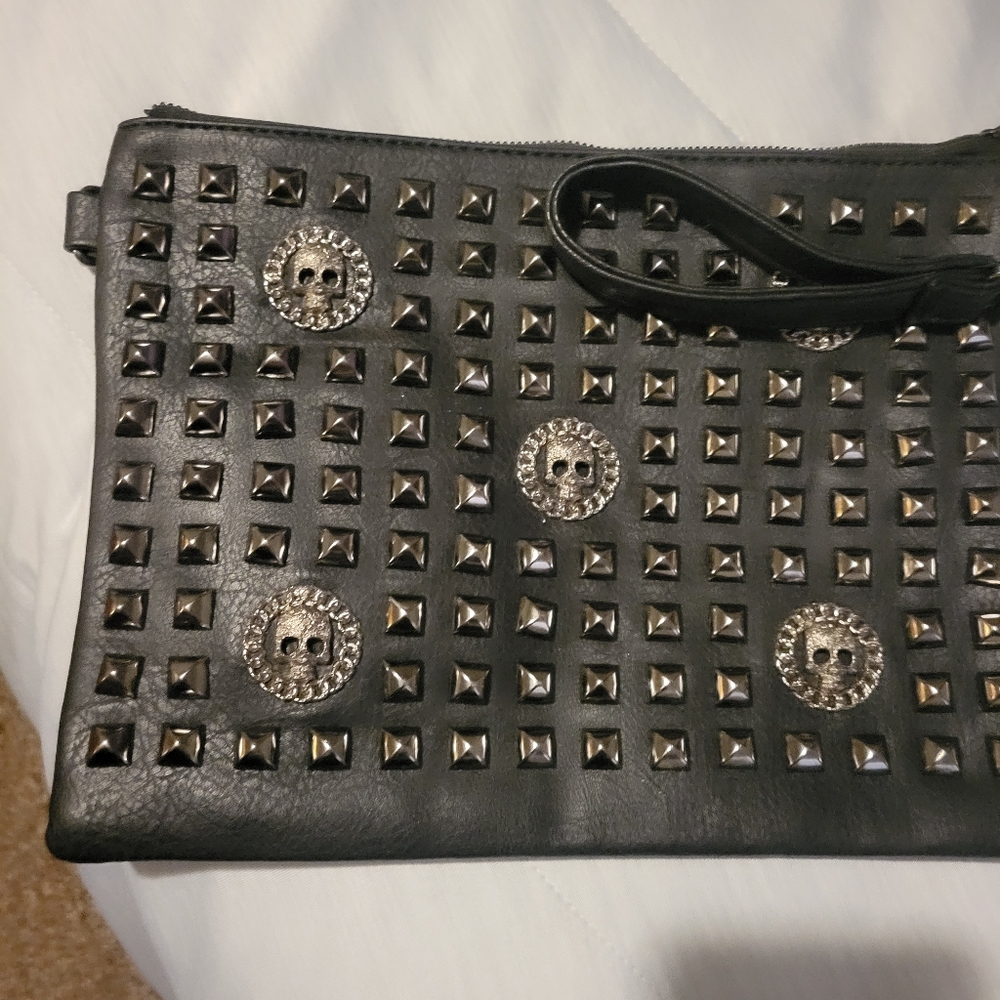 Skull wristlet